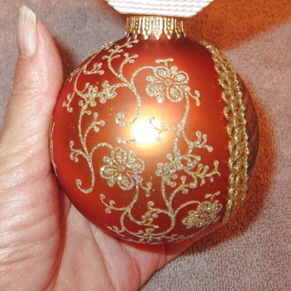 Vtg Masters On Silk Hand Painted Glass Ornament Lodge Scene Christmas 1994 NOS - Picture 3 of 7